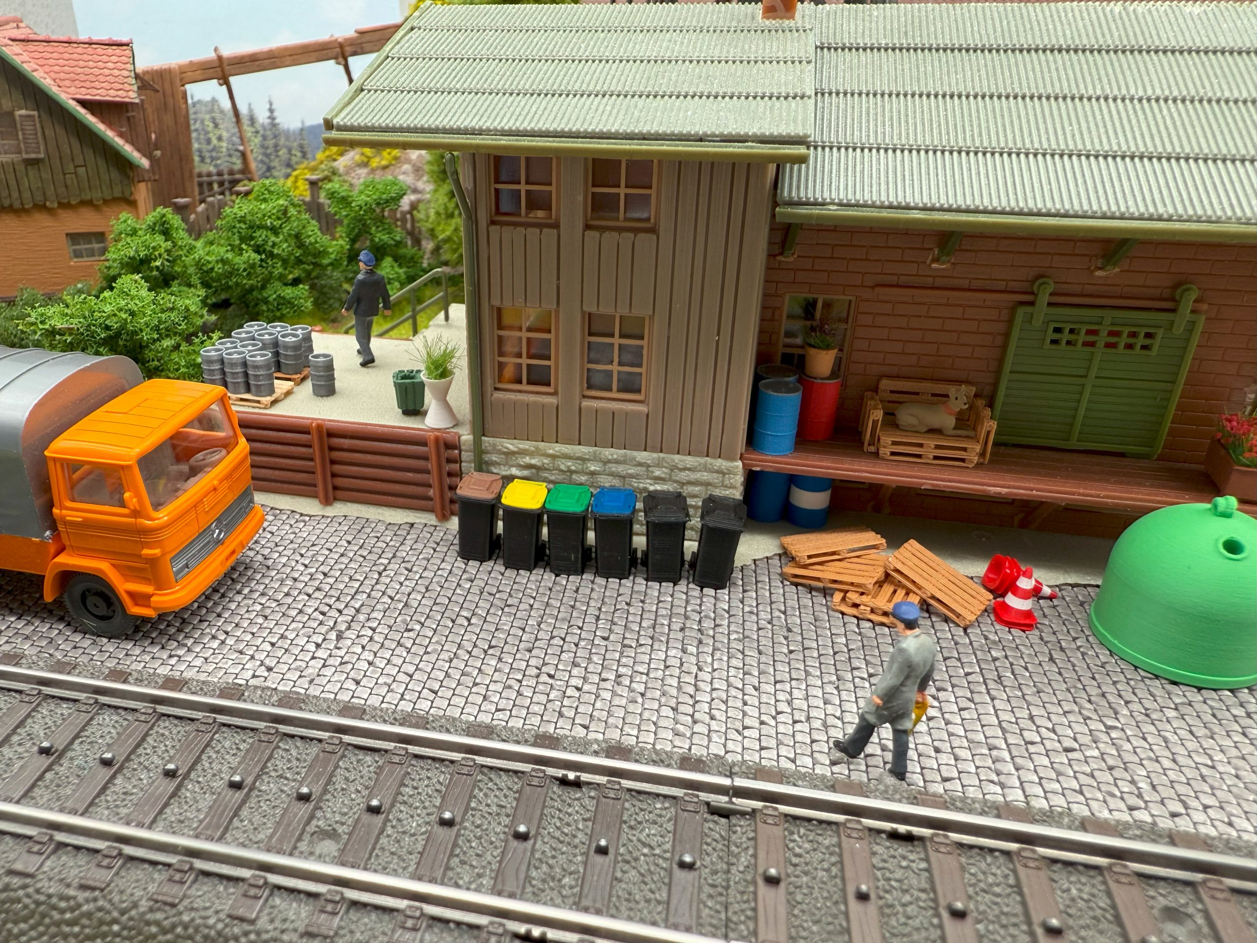 6 Muelltonnen im Diorama1