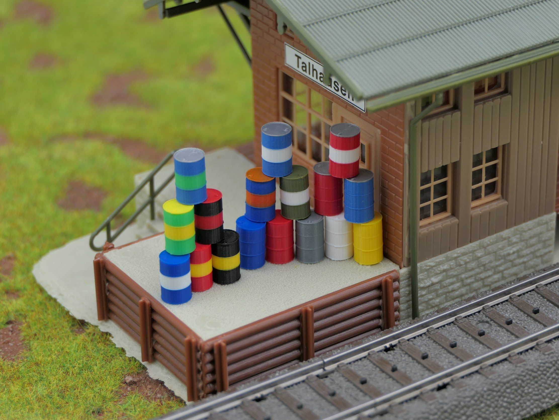 Oelfaesser-in-verschiedenen-Farben-fuer-H0-1