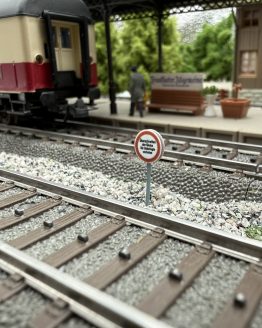 Verbotsschild "Überqueren verboten"