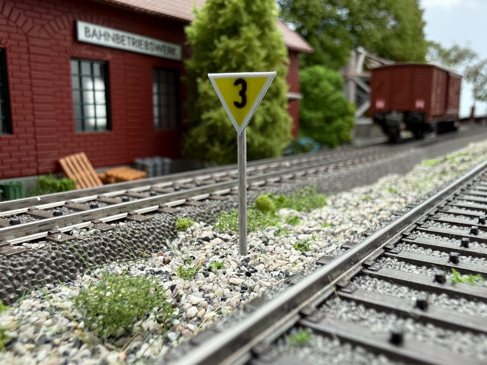 lf6-geschwindigkeitsankuendesignal-spitze-nach-unten-h0-IMG_6605